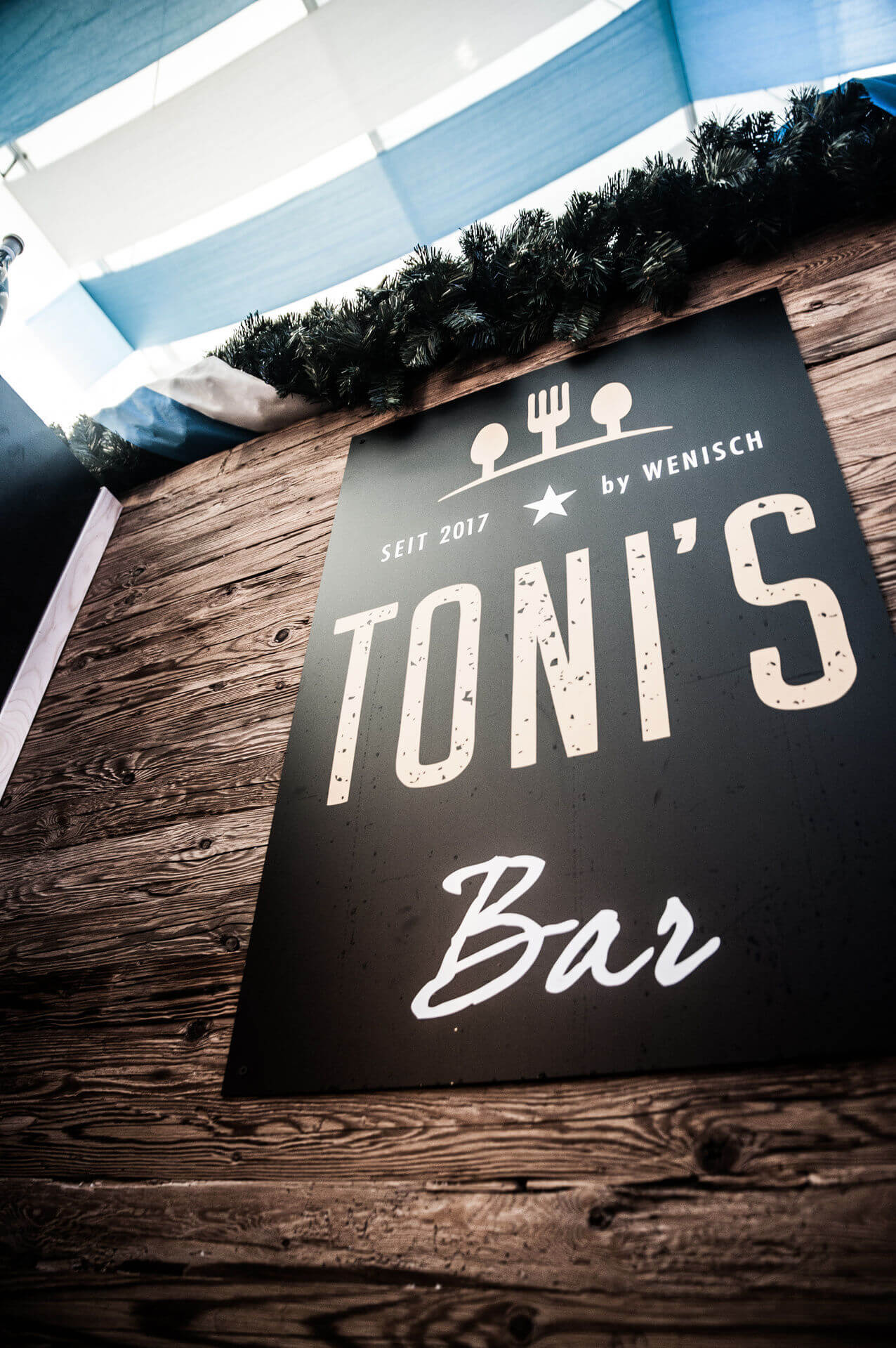 Tonis Bar Schild