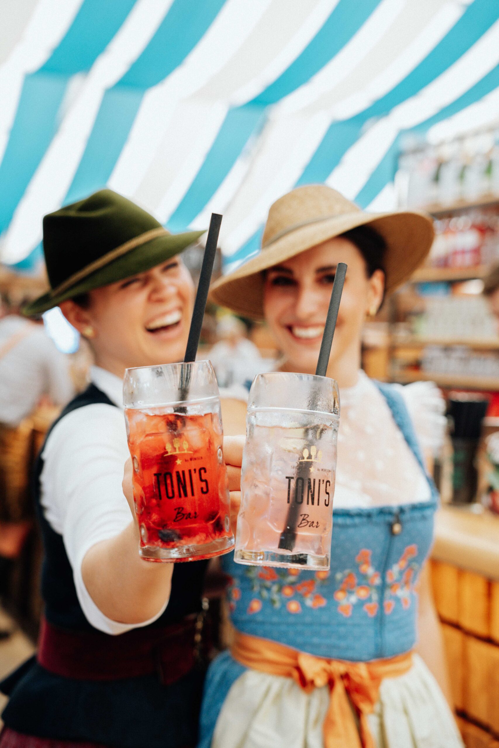 Mädels mit Drinks